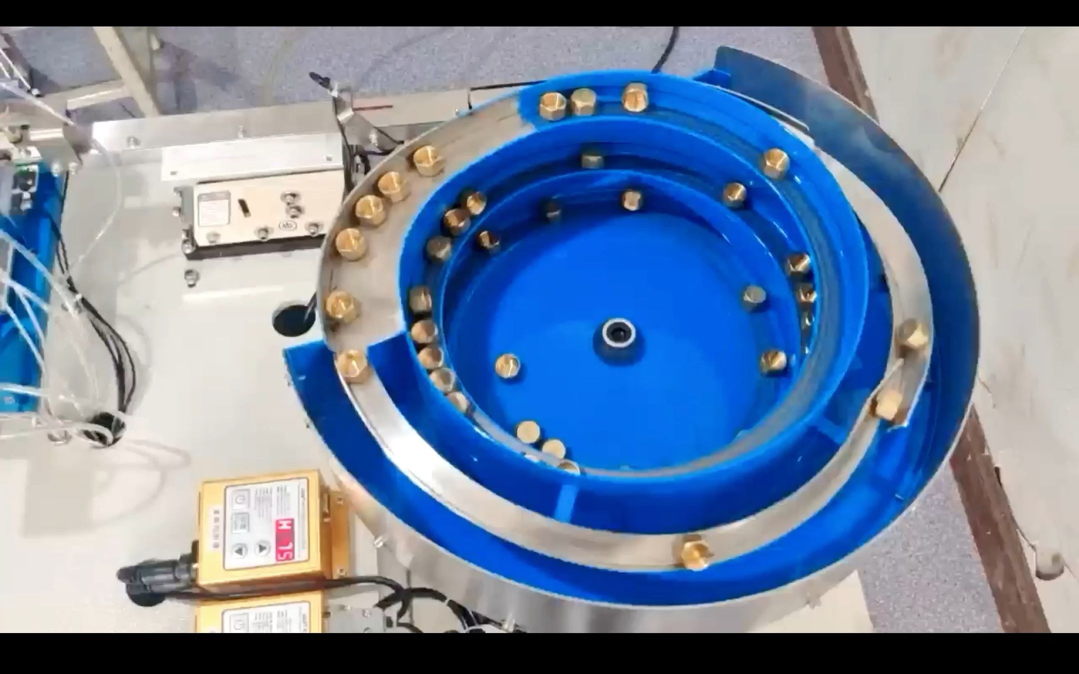 全自动上料新篇章 定制振动盘在铜螺母、螺丝柳钉与圆管盖子送料中的核心应用